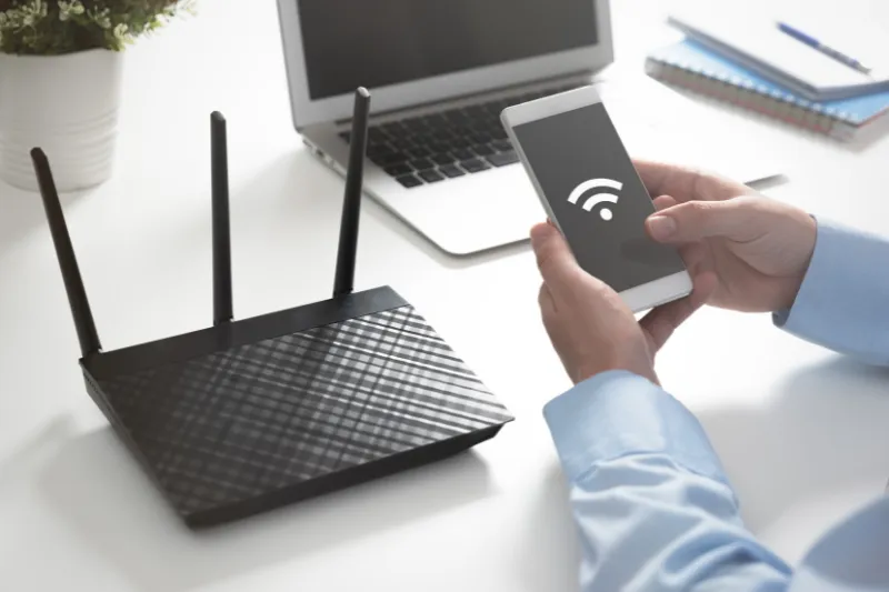 Router WiFi con segnale wireless per spiegare come funziona la connessione Internet in casa o in ufficio