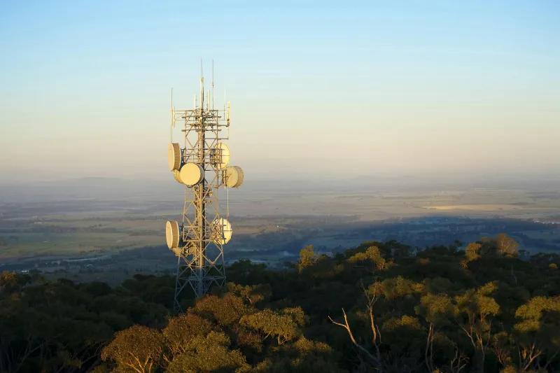 Antenna per connessione punto-punto installata su una collina